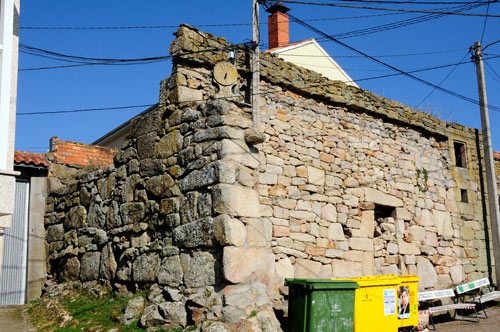 Casa con reloxo de sol